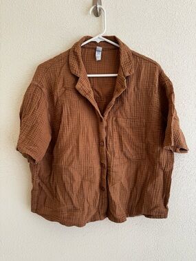 waffle-texture button shirt in warm brown